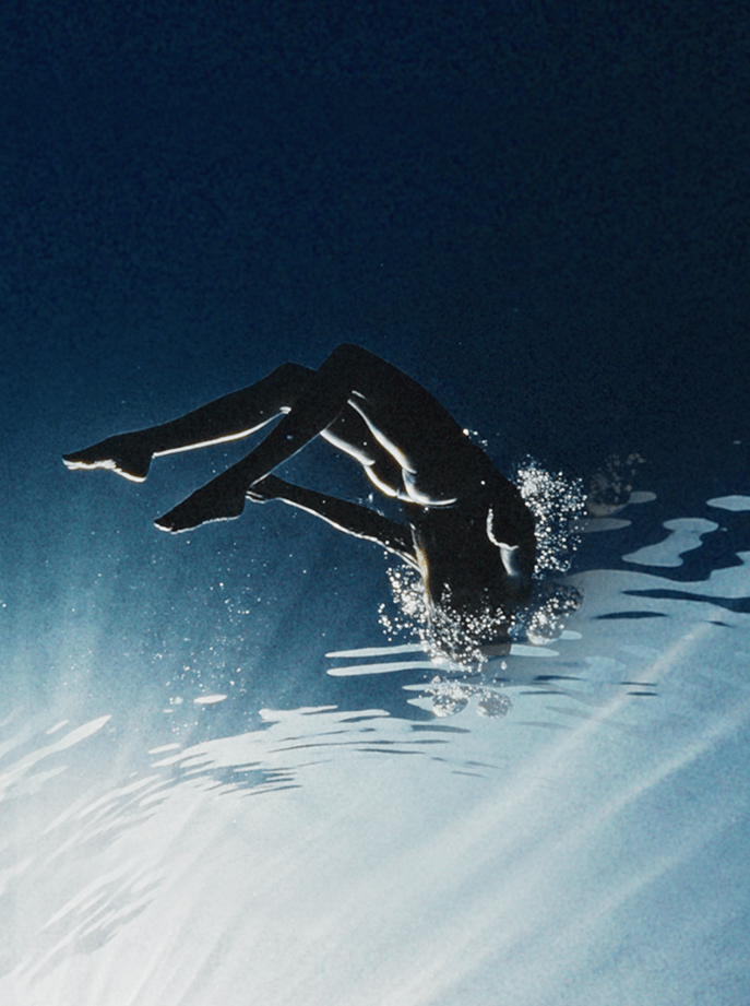 Una persona sumergida en las aguas cristalinas y profundas de la costa de Tenerife, representando la exploración submarina de la campaña Gen Explorador.