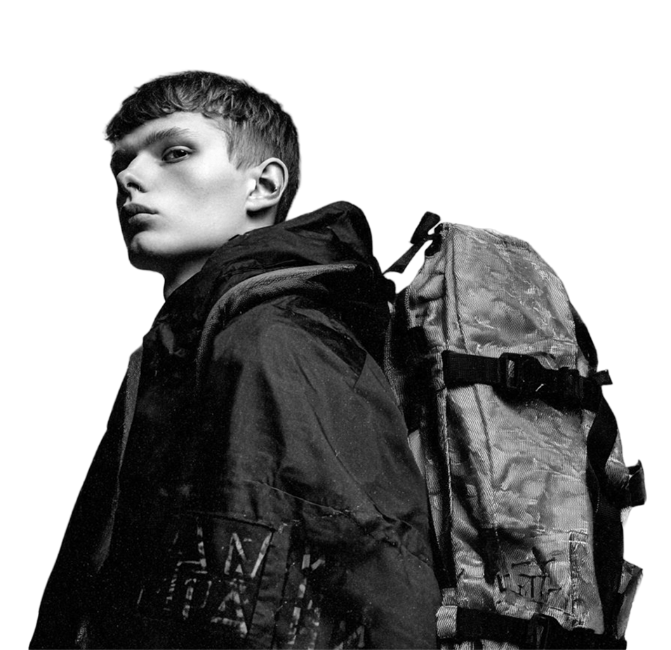 etrato en blanco y negro de un joven aventurero con mochila, como ejemplo del perfil psicológico y genético del "Gen Explorador" en Tenerife.